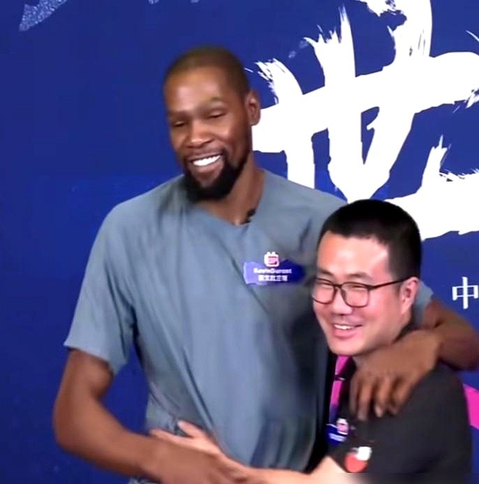 在网上喷了杜兰特这么多年，徐静雨线下见到真人，第一句话居然是：“你好帅”。

一秒钟就认怂。

反倒是杜兰特，把所有尖锐问题全接了。问加盟勇士，他说对方先联系的他，自己也正好想换环境；问网上叫他“老1.5”，他直接顶回去：“你想怎么叫都行，我场均35分摆这儿”；聊到2019年那次重伤，他也挑明了：没