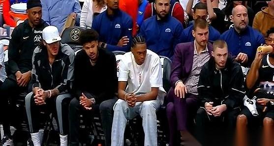 雷霆队那边，教练大手一挥，直接把10个主力按在了板凳上，球衣都不用换。...