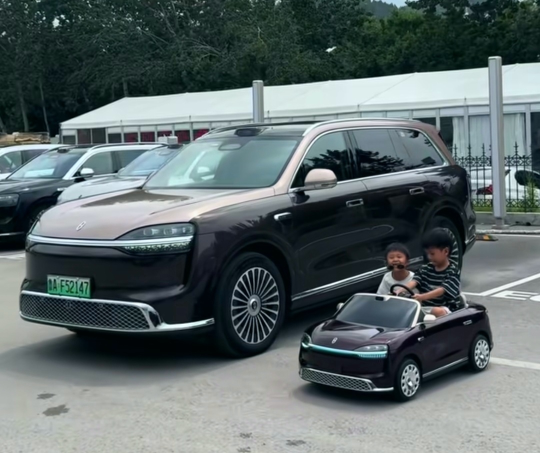 1.58万的问界儿童车：是给娃的玩具，还是给爸的&34;亲子刚需&34;？

1.58万，能给3岁孩子买一台&34;小M9&34;。

不是模型，是能坐进去开的那种——

1500毫米车长、350W电机、20公里续航、前后双1080P摄像头、App控车、电子围栏，8月30日上市 。

我第一眼看到参数的时候愣了：这哪是童车