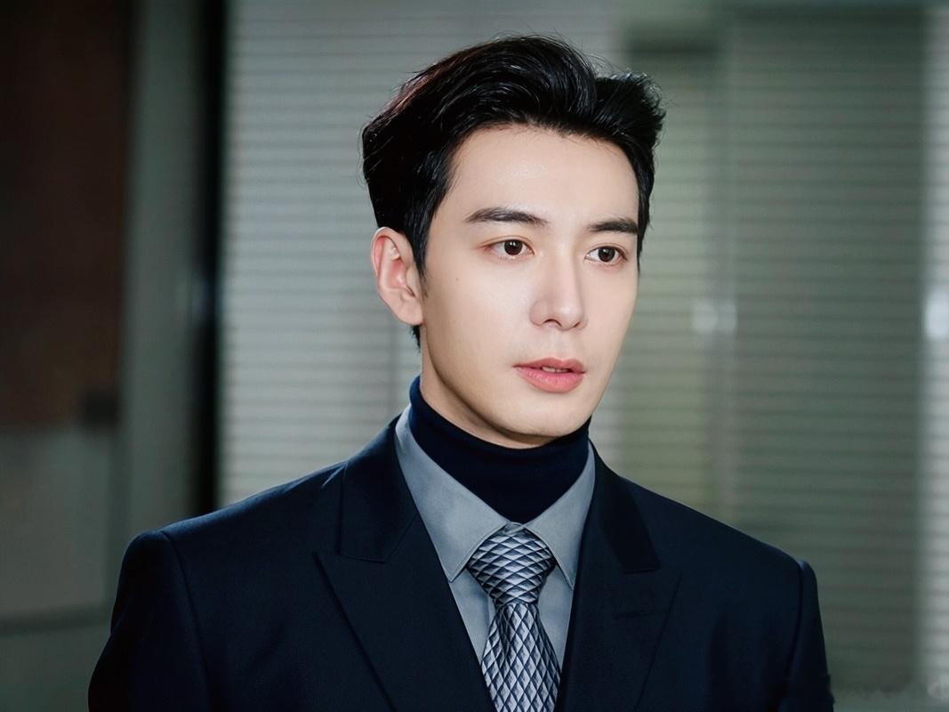 #陈星旭[超话]# 海明哥哥，我们又见面啦！
西装精英高海明，一眼心动，再次重逢依旧惊艳。
星旭塑造的每一个角色永远让人回味！有颜又会演！！！谁能不爱呢[么么哒][么么哒][么么哒][爱你][爱你][爱你][抱一抱][抱一抱][抱一抱][爱慕][爱慕][爱慕]#陈星旭[超话]##陈星旭金枝# ​