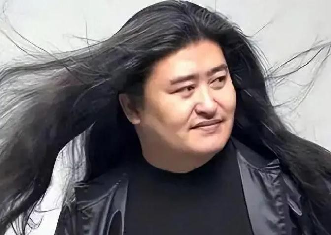 刘欢去世才5天，妻子卢璐回京含泪辟谣：临终画面全是假的！夫妻俩从没开过社交账号，那些冒充家属的号全是仿冒，遗愿只求丧事从简却被谣言淹没
9月30日，刘欢去世第五天，妻子卢璐从上海回到北京家中，在朋友圈写下了一段字字带血的话：“近日网络有关老刘的临终传闻和后事图片全是造谣。”一个刚刚失去丈夫的女人，不