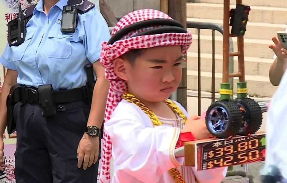 【香港长洲太平清醮｜飘色巡游加入时事元素气氛热烈，有“色芯”演员扮演...