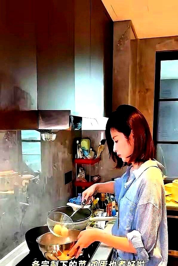 去昆明拍戏不住酒店，自己租房做三菜一汤，灶台上全是便宜调料，颖儿这日子过得根本不像个女明星。

外人总爱替她算账，天天掰扯她跟付辛博到底谁吃亏。

真吃亏吗？付辛博办巡演，她调开档期飞去现场盯灯光音响，比经纪人还拼；等她生病住院动手术，付辛博推掉全部工作，在病房外守了一整夜。

你累了我替你扛，我倒