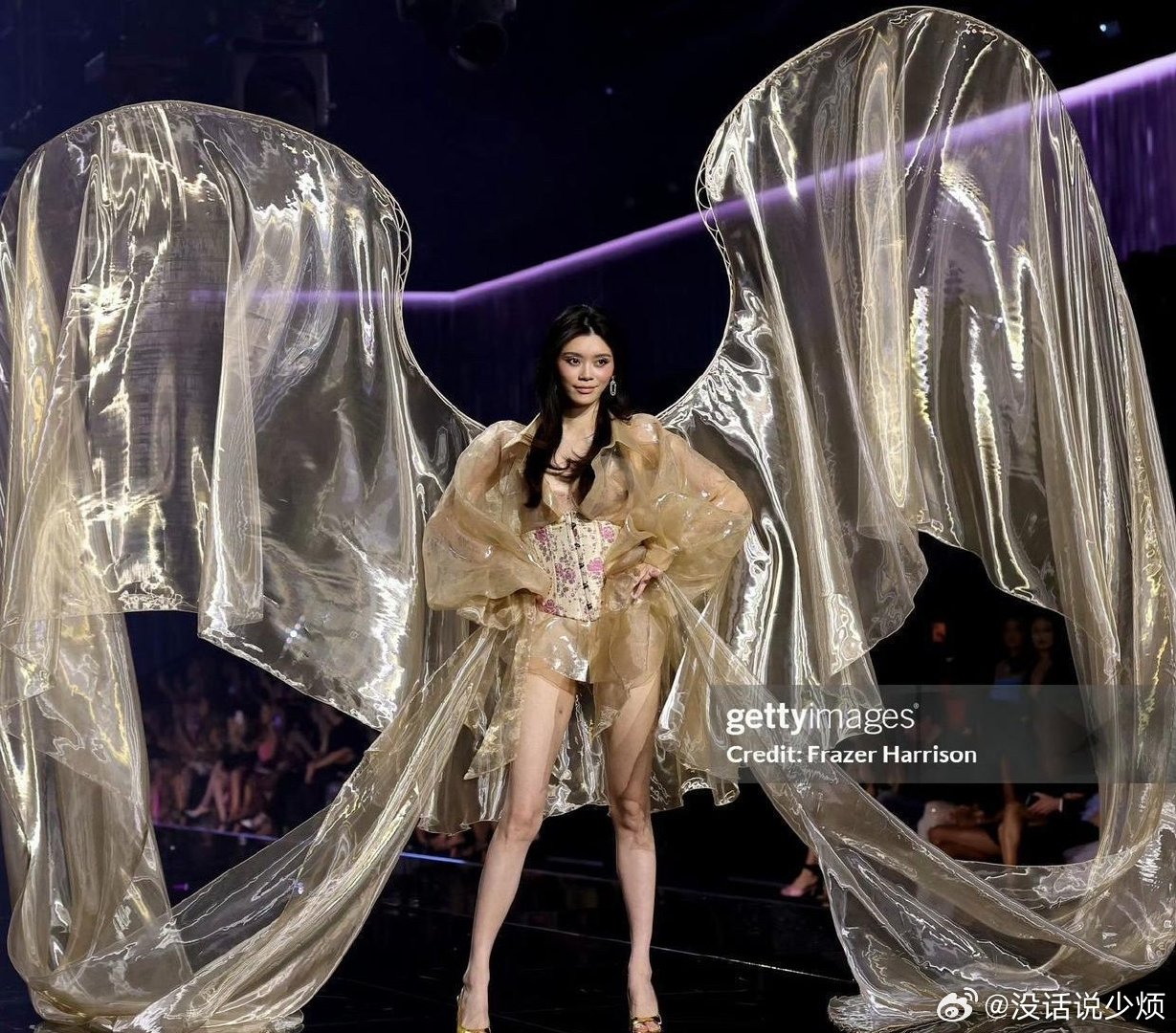老公真的不会介意吗？10月19日奚梦瑶登上2026维密大秀！
第一套造型是粉色繁花主题，头上戴着3D打印的花冠。
而第二套直接炸场，就是那个刷屏全网的半透明鎏金翅膀！薄纱做的羽翼一打灯，闪闪发光，惊艳全场。 ​