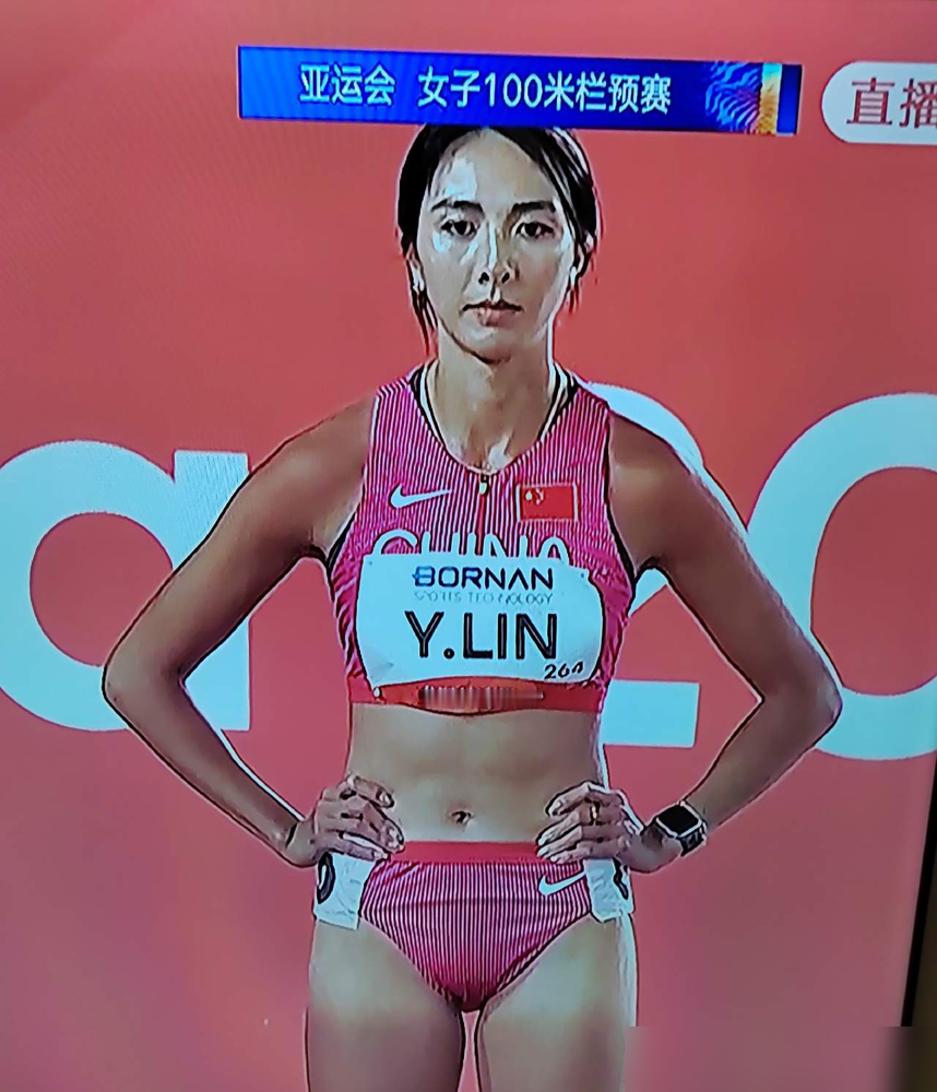 13秒18晋级，被骂惨了，就因为旁边道那个日本选手跑了个12秒85。
一堆人追着喷，说吴艳妮年纪大了，上限到头了。可没人提那日本选手福部真子，比吴艳妮还大一岁。
预赛人家栏间干脆利落，决赛直接飙到12秒74拿金牌。我们这边的天花板，是12秒74，人家随便一跑就是这数。
所以压根不是某一个人的年