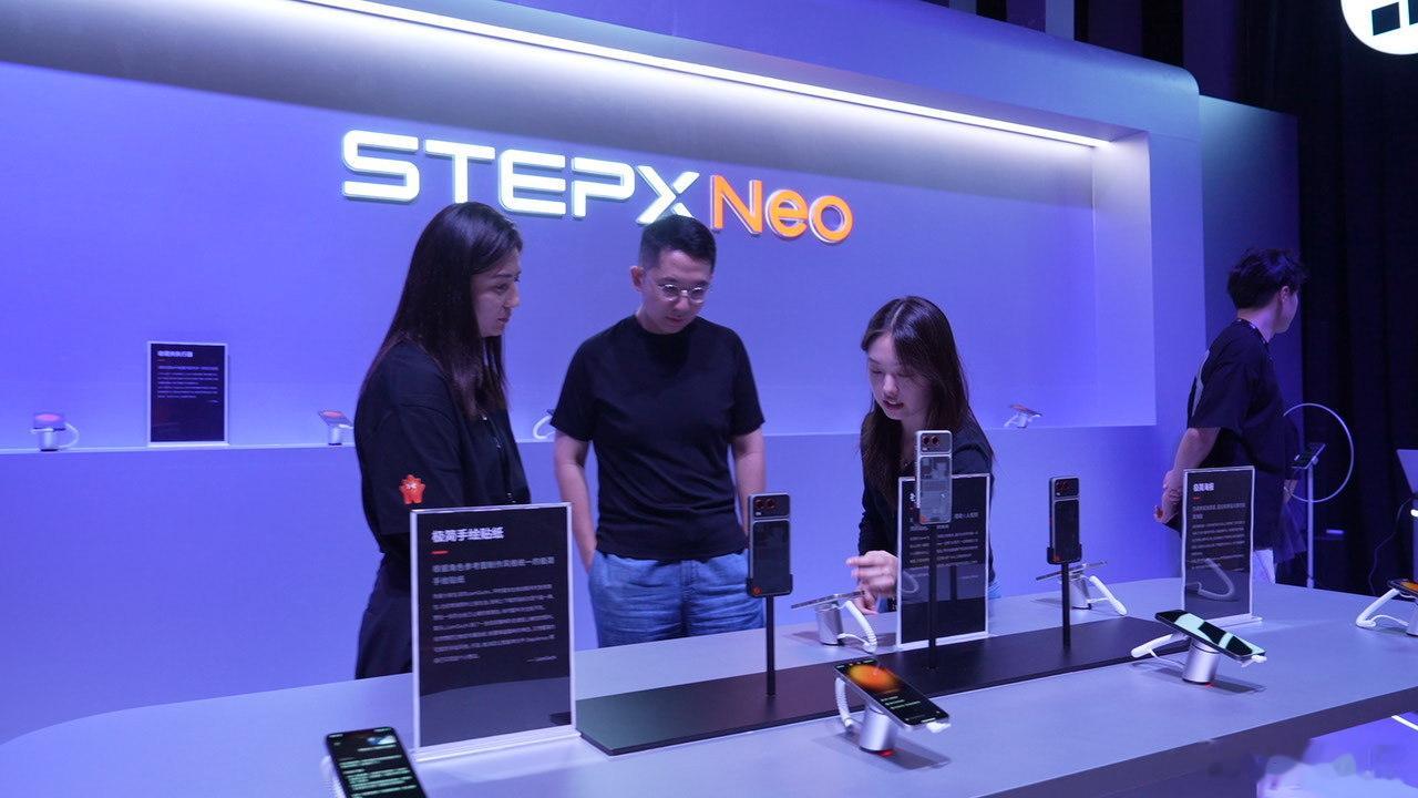 #AI时代的入口还是App吗#

移动互联网时代，我们的习惯是人找App，点功能再完成任务。那AI时代，App会被彻底取代吗？

看完STEPX Neo发布会，我的答案：不会消失，但会退居服务后台。

阶跃兑现百日之约，带来首款大模型原生智能体手机STEPX Neo。它和普通AI手机最大区别，不是简单外挂大模型，而是软 ​