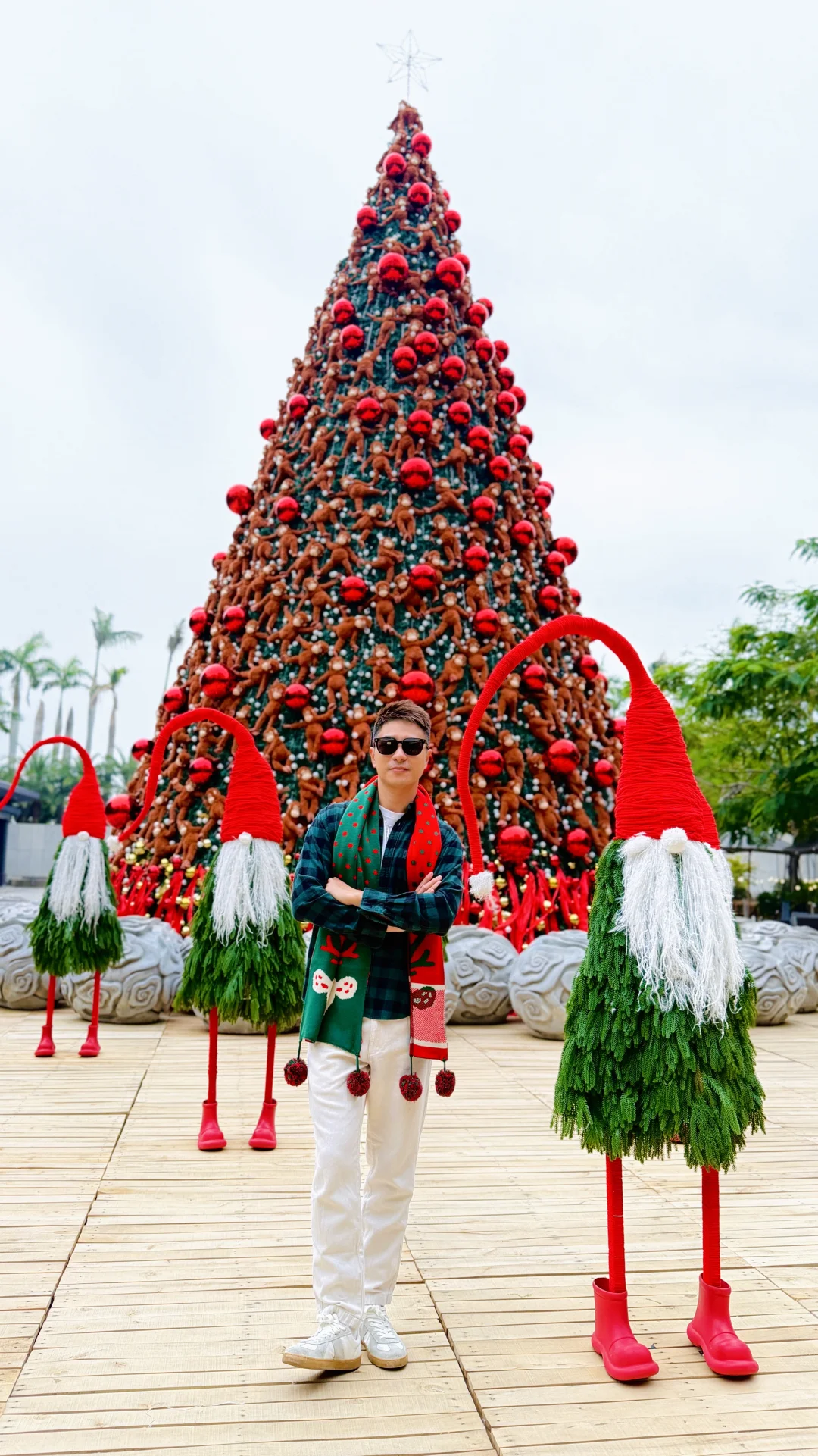 吓人🔥北海「12米巨型吗喽圣诞树」已紧急爆红