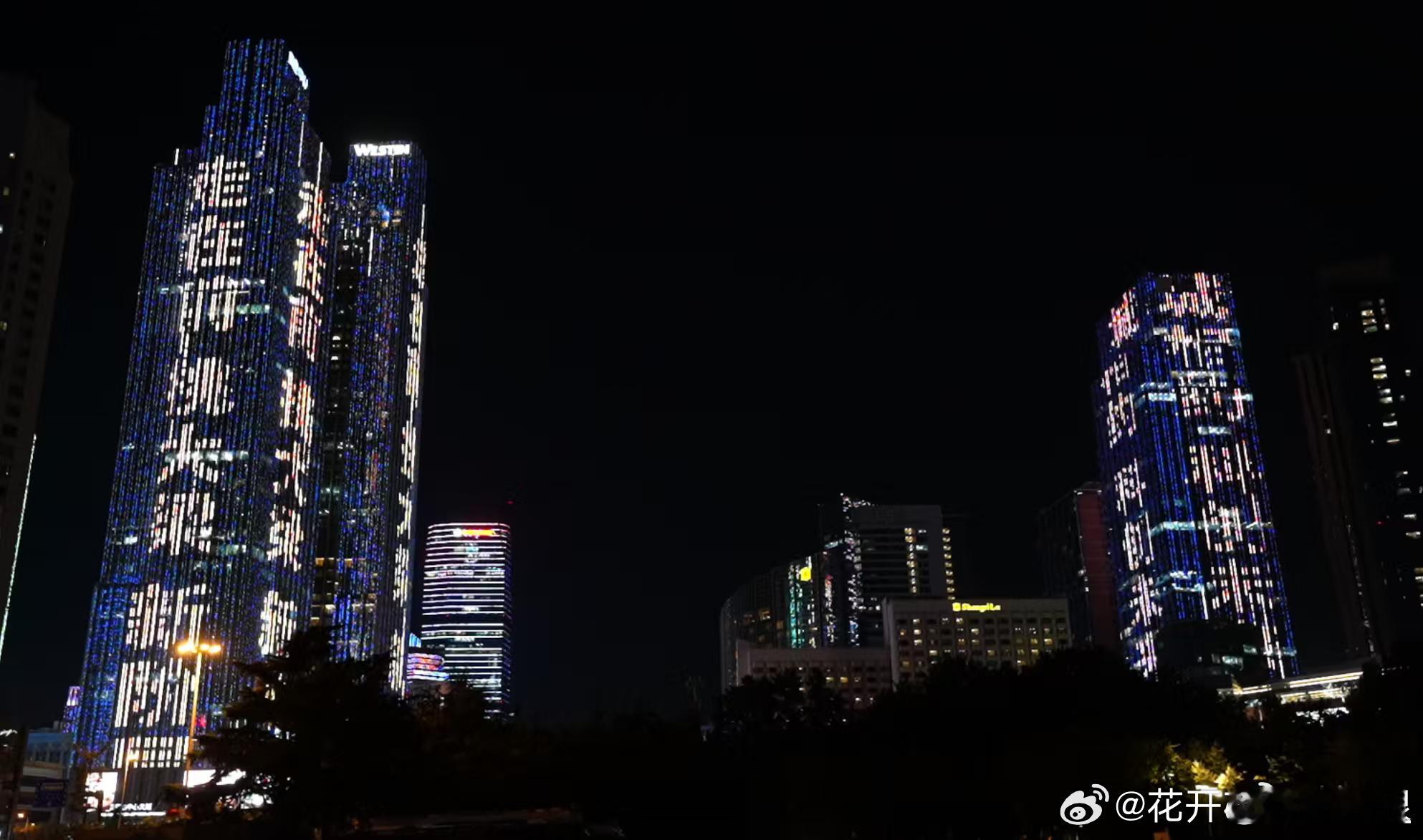#科创中国创享青岛##青岛上演AI科创主题灯光秀##科创中国智汇齐鲁#夜幕为幕，光影作笔，青岛上演AI科创主题灯光秀。璀璨光影点亮城市夜空，把人工智能、前沿科创的力量具象呈现。立足齐鲁大地，汇聚科创人才，展示AI、虚拟现实、人形机器人等前沿赛道成果，以光影诉说创新力量，尽显青岛科创之城的硬核 ​