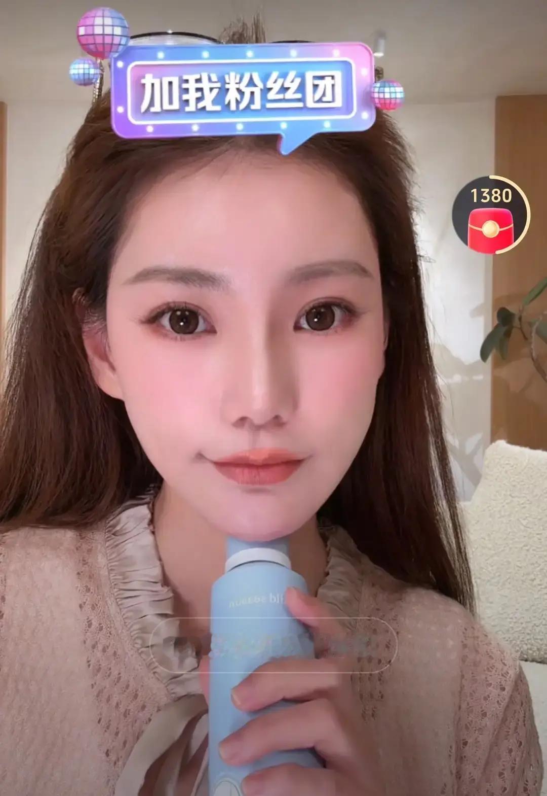 马筱梅每次在镜头前露脸，总能让一堆人盯着她的五官反复琢磨。
倒不是说长得不好看，而是大家总觉得她每隔一阵子露面，整体感觉都在悄悄发生变化。
最惹眼的就是那双眼睛，眼角似乎越挑越高，睁大时确实抢镜，可总透着一种绷得很紧的味道。
早前她最有辨识度的微笑唇，如今看着也缩了一圈，小巧是挺小巧，但笑起来