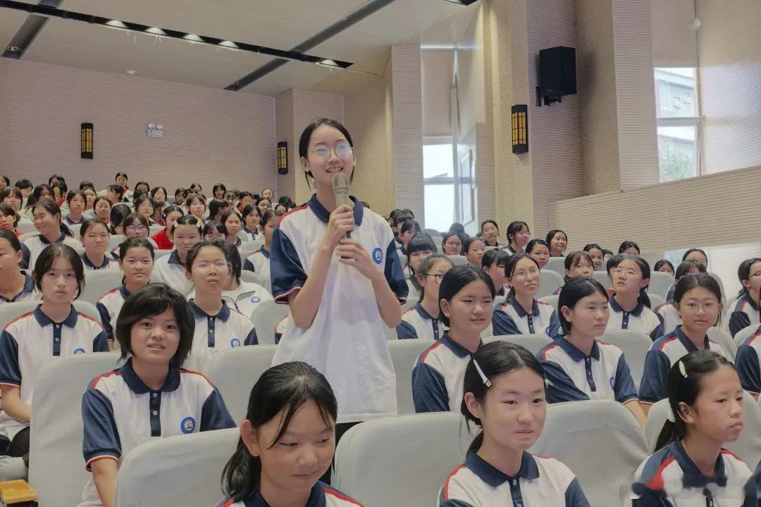 【检察官为1200余名中学女生送上专属法治课】近日，富民县检察院检察官走进富民县永定中学，面向全校1200余名女生，开展以“守青春边界 立少年风骨”为主题的专属法治宣讲课，引导同学们明晰成长底线、树立清朗风骨。

初中阶段是女生身心发育、人格塑造、人际交往成型的关键时期，在校园交往、日常相 ​