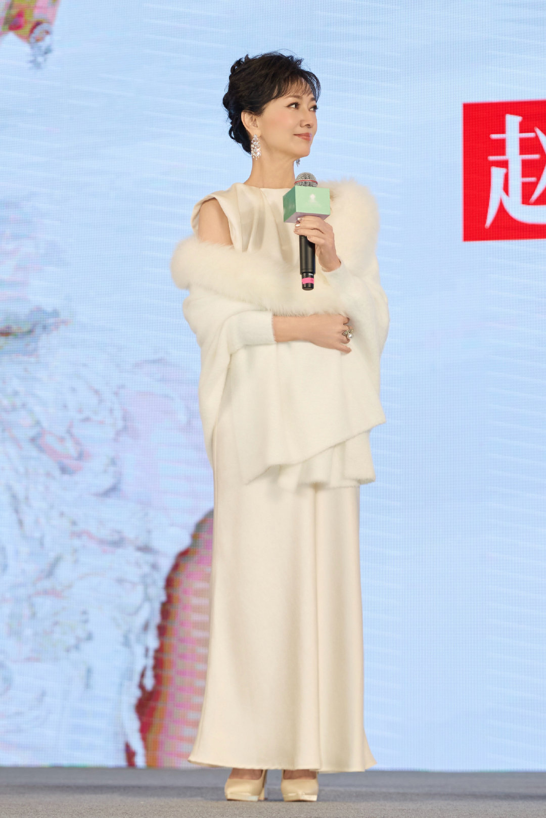 #私生跟车赵雅芝 虐待老人##赵雅芝[超话]# 
芝姐白裙白高跟[爱慕][舔屏][爱慕] ​