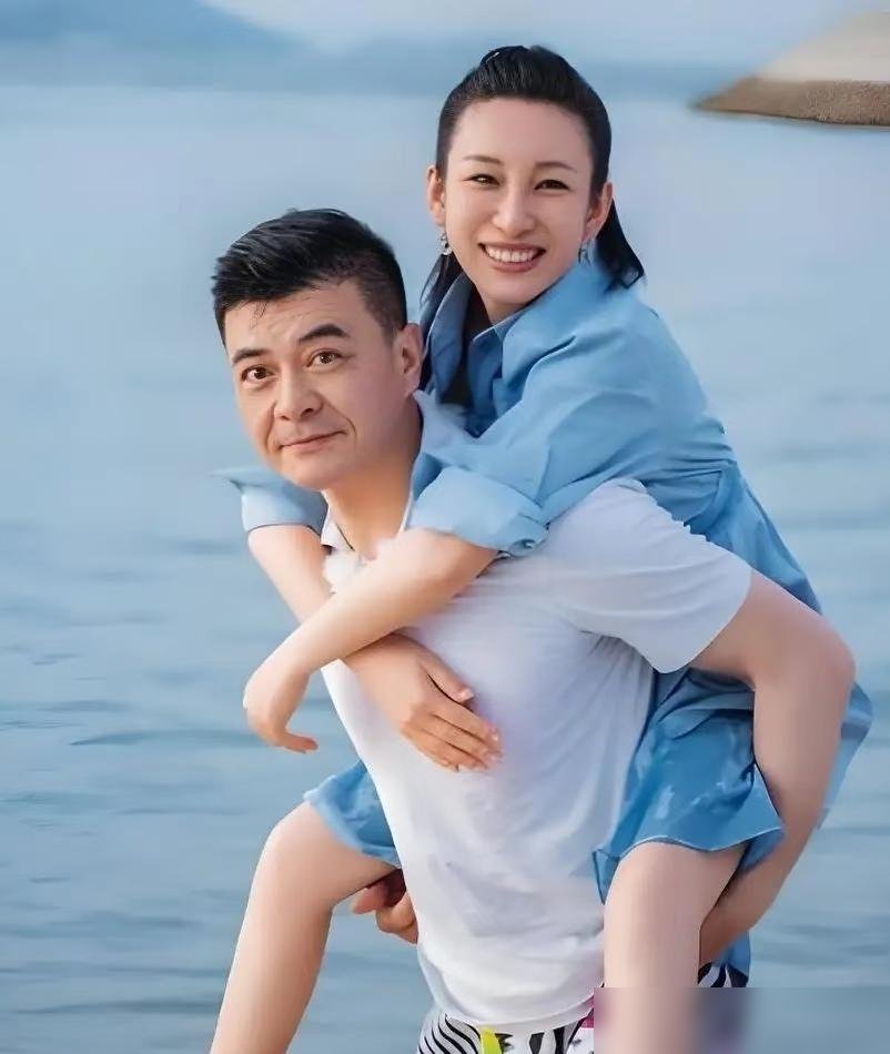 谁也没想到，一向刚强的秦海璐，会在综艺里说出这么掏心窝的话。
镜头怼着脸，眼泪就在眼眶里打转。她说王新军出门拍戏，她一个人在家睡不着，半夜起来把家里所有灯都打开。这话从一个演了二十多年戏、拿过金马奖的女人嘴里说出来，听着特别不真实。
可往回倒几年就明白了。当年两人刚在一起，网上骂得难听，说他吃软