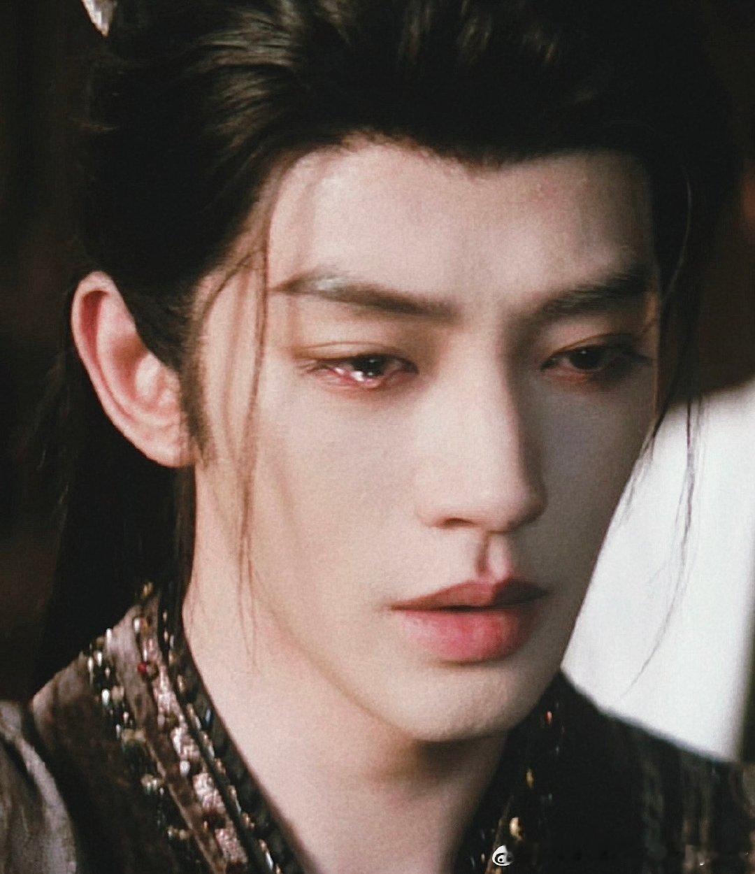 #邓为百妖谱一滴泪原始帧#
风雪依稀秋白发尾
灯火葳蕤 揉皱你眼眉
假如你舍一滴泪
假如老去我能陪
烟波里成灰 也去得完美
……
#百妖谱风雪诀别原始帧# ​