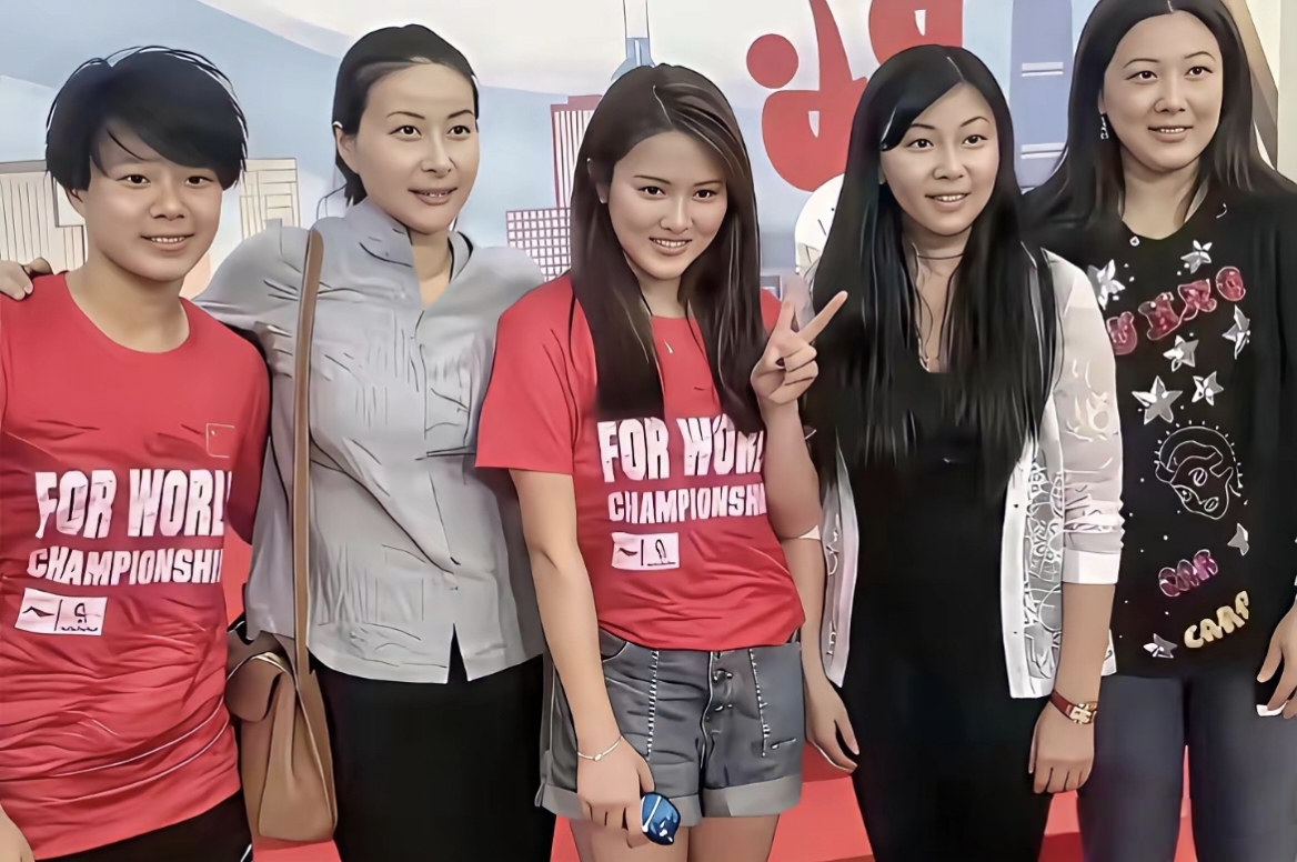 5代跳水美女运动员同框，80年代是右二的周继红，90年代是最右边的伏明霞，00年代是左二的郭晶晶，10年代是中间的陈若琳，20年代是最左边的施廷懋，5位美女在不同的年代各显神通，都是奥运冠军，如今都已退役，再次相聚不容易，这张照片很珍贵。各位看官，伸v字的陈若琳站在了C位，看来年龄不大的她确有着令同