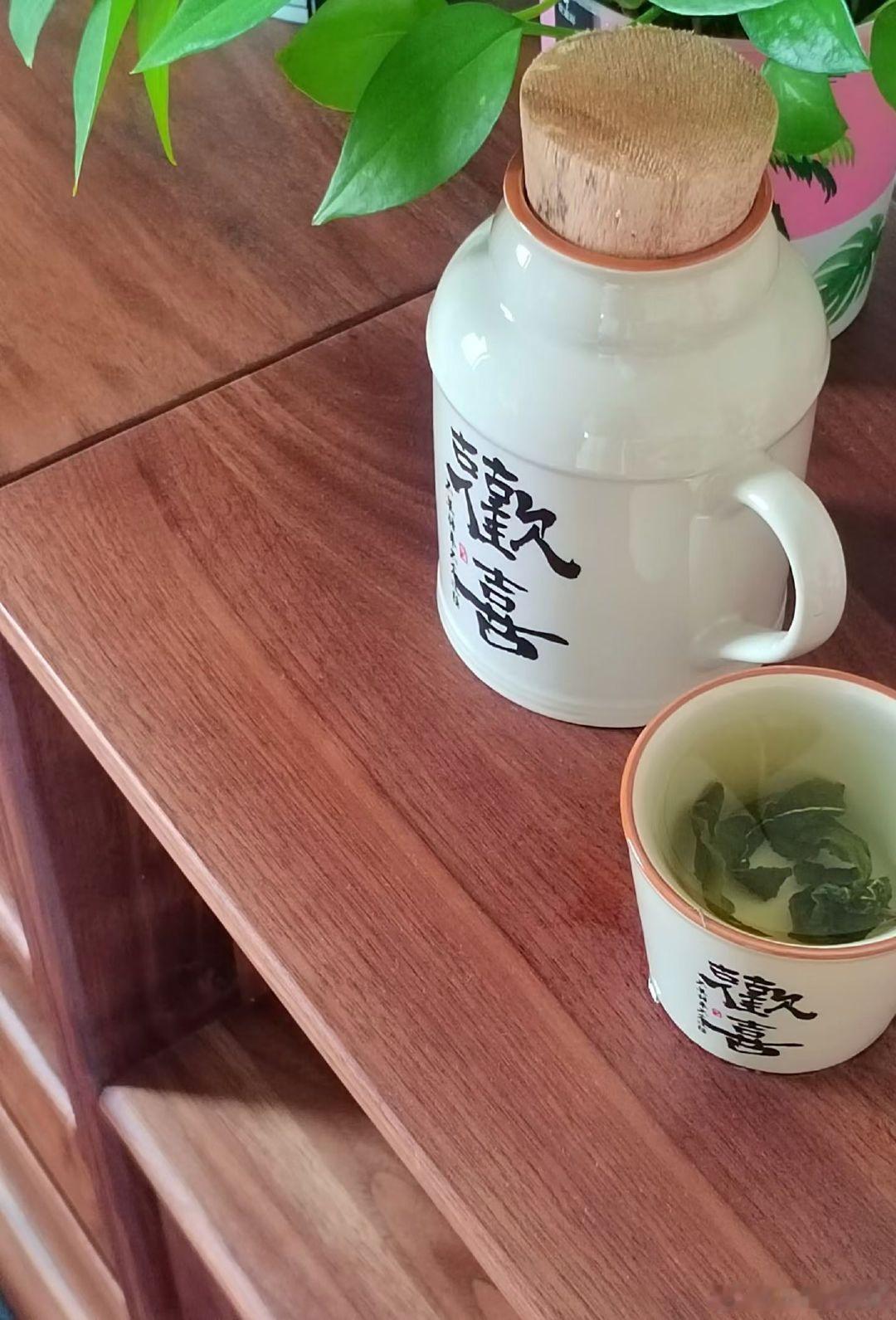 不曾开过宝马，
却说不喜欢阿斯顿马丁的生活；
不曾有女神对你表达爱意，
却信誓旦旦说不会被美色所诱惑；
没有经历过种种欲望的拖累，
怎能说自己可以做到无欲则刚？
没有经受过种种诱惑，
又怎能放言自己已然六根清净？
这红尘你都没有走过一场，
你如何能说你已看破了红尘？
#生活手记# ​