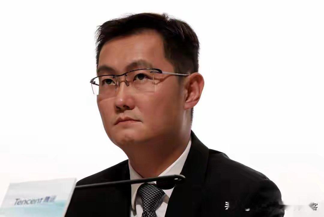 马化腾为什么没绯闻
互联网圈有个怪事。
同样是千亿身家的老板，婚姻状态天差地别。
有的零绯闻。
有的隔三差五上热搜。
马化腾属于前者。
1998年创办腾讯，快30年了。
关于他的私生活，你找不到任何实锤。
老婆是谁？只知道通过QQ认识的。连名字他都亲自否认过网传版本。
孩子？没公开过。
家庭？从没 ​