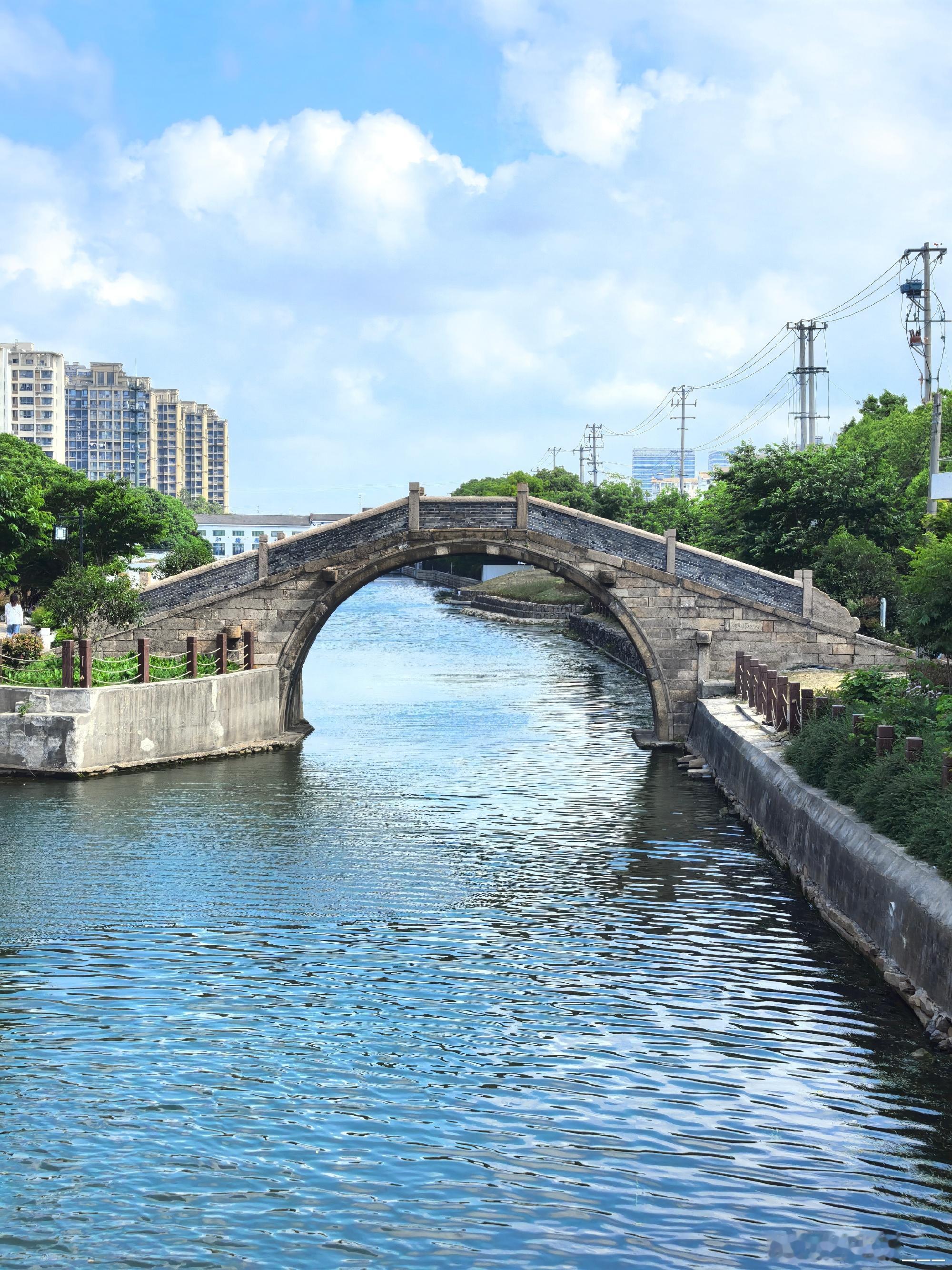 苏州齐门外北马路桥：       北马路桥，又名义成桥，位于苏州市姑苏...