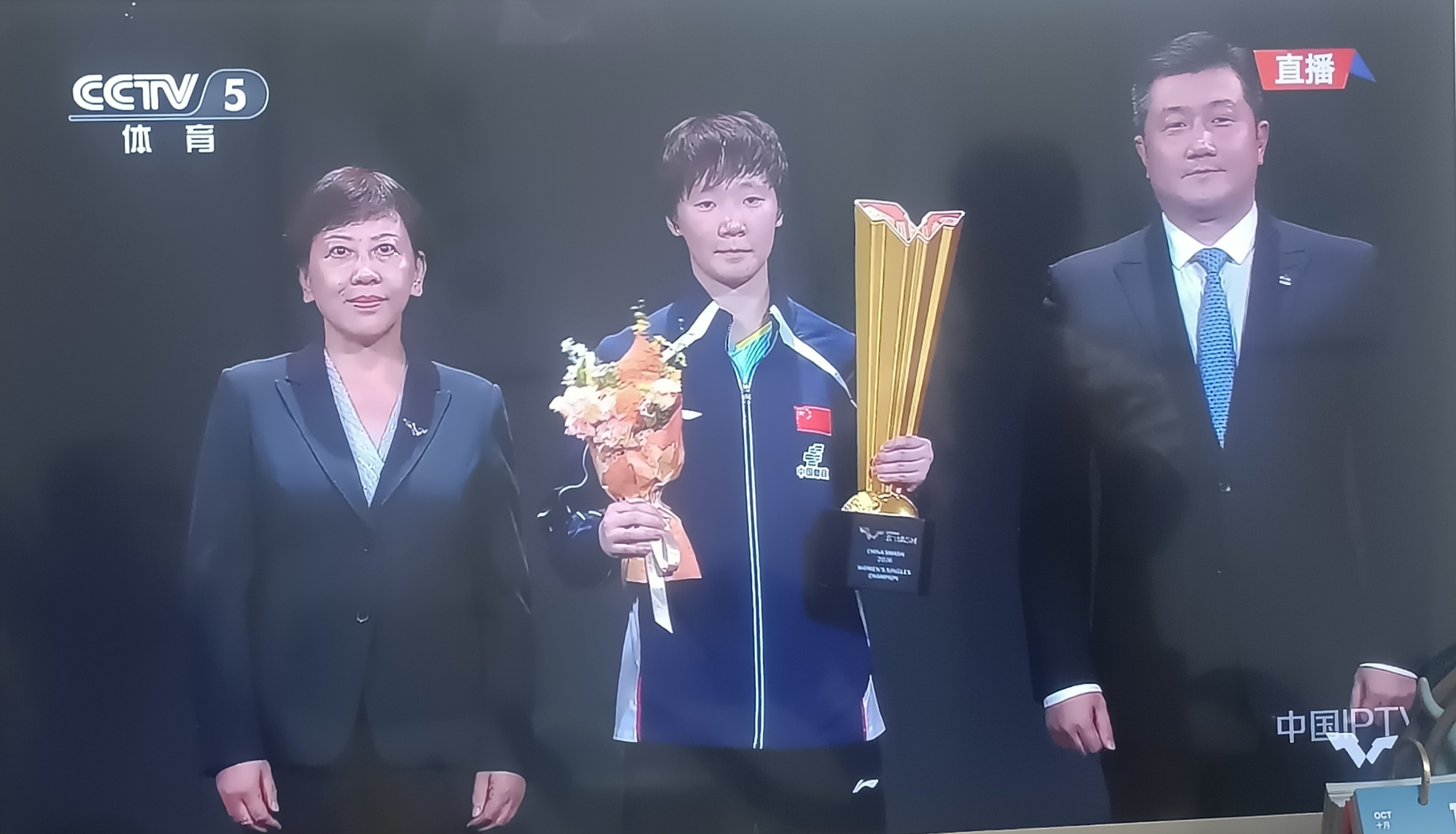 [烟花][烟花][烟花]怀着格外激动的心情，恭贺王曼昱在刚刚2026WTT中国大满贯赛战胜佐藤瞳，夺得冠军，卫冕成功。🏆[烟花][烟花][烟花]
王曼昱4-0佐藤瞳(11-2、11-8、11-3、11-9)，夺得2026WTT中国大满贯女单冠军。加上此前与蒯曼的女双冠军，王曼昱拿下双冠。国乒以两冠结