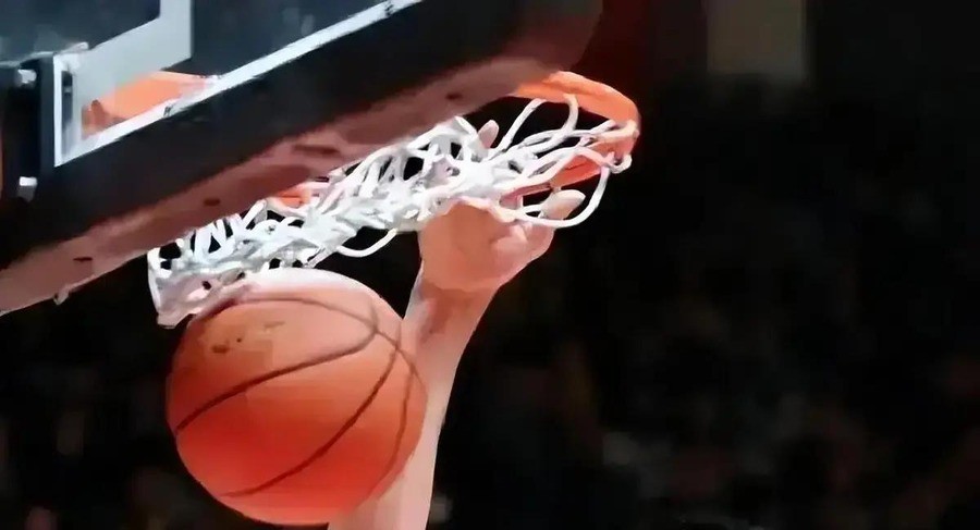 徐昕2米26，签证9月14日才下来，NCAA注册窗口7月31日关了，19天，一个赛季的机会没了。
2024到2025赛季，他在广东宏远打球。出战35场，只有3场首发，场均上场10.3分钟，拿4.7分2.8个篮板1.2个盖帽。球迷给他起了个外号，叫大番薯。这个外号在广东球迷圈里传得很开，意思就是个子大