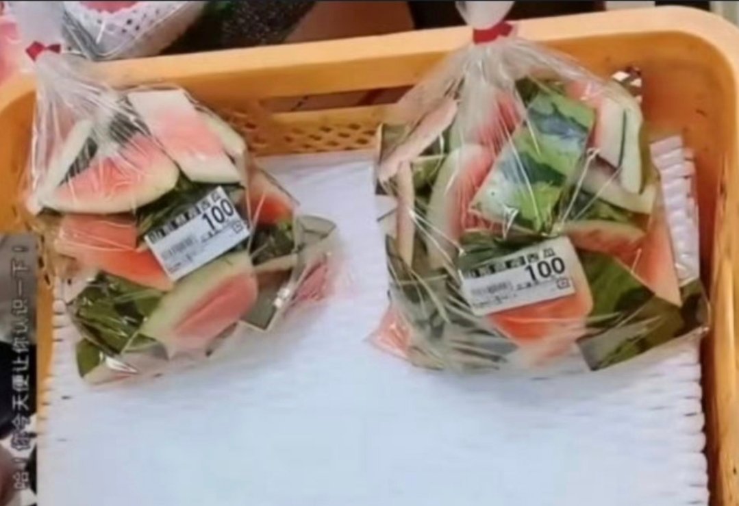 #日本超市出现了新的厨余垃圾#
毫不炫耀的说，我们这的垃圾桶比他们那超市丰富多了,其实有啥用啊？真诚询问，补钙？能消化吗？这…那昨天我扔掉了一大包剥好的的虾仁和切掉的金针菇尾巴部分（忘放冰箱了[doge]）怎么办，小日子看到会落泪的… ​