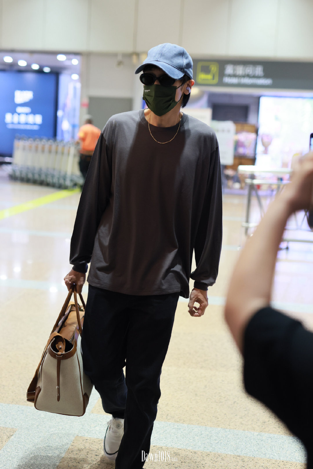 #王传君[超话]#  📷 #演员王传君# 

𝟐𝟔𝟎𝟗𝟐𝟒  北京机场到达

COOL BOY💪
 ​​ 

（待编辑） ​