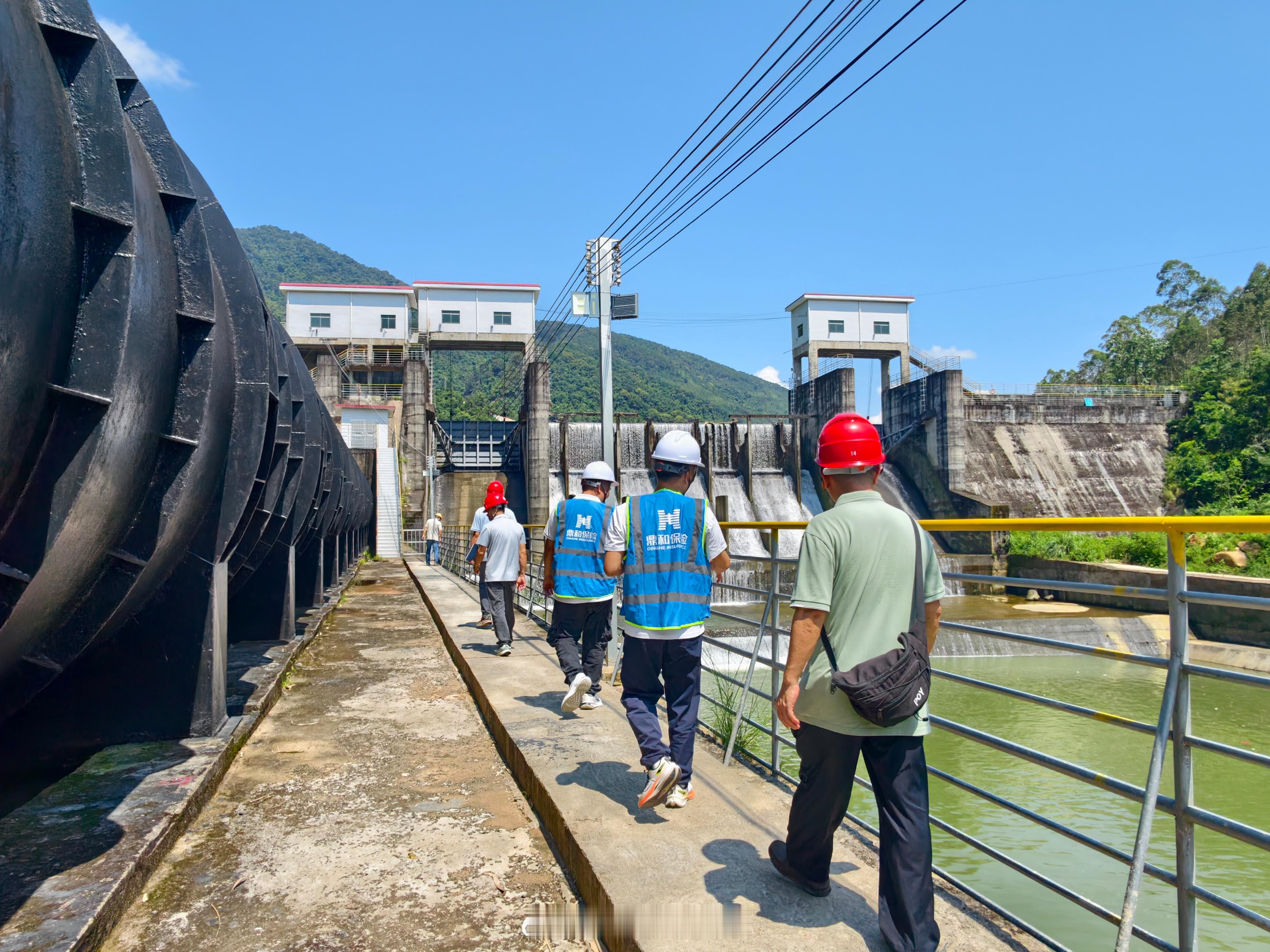 近日，鼎和保险广东分公司肇庆中支风控服务团队走进怀集水下电站，开展安全生产防灾防损风险减量服务。服务团队深入发电机组、配电室等重点区域，结合水电站汛期山洪、地质灾害、电气设备故障等典型风险，开展实地风险查勘，细致排查消防设施、防汛物资、设备防护等关键环节，并向电站管理人员讲解防灾 ​