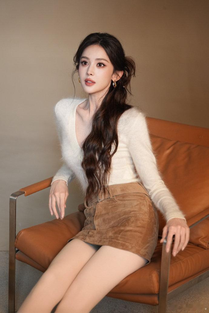 #上着班看到娜扎在楼下拍照# 娜扎的颜值真的不需要滤镜，楼下随手一拍都像杂志封面。白到发光，精致到让人想多看两眼。 ​