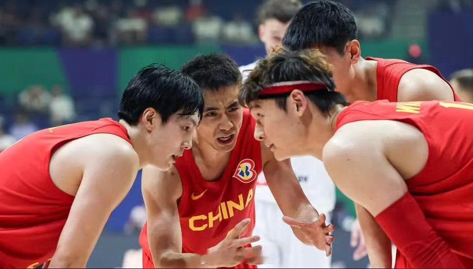 CBA俱乐部老板集体发声、中国篮球别再竭泽而渔 国手在国家队集训，工资俱乐部照发，受伤康复俱乐部兜底，新赛季备战却被搅乱。长期封闭苦练，球员疲惫回联赛，外援到位战术没磨合，战绩差骂名却由投资人背。日本二队集训8天、韩国十几天，我们动辄数月，效果却难匹配。联赛是国家队根基，征调不能只索取不回馈。集训时长、伤病责任、补偿机制，都该有白纸黑字。再让俱乐部单方面牺牲，谁还愿砸钱青训？