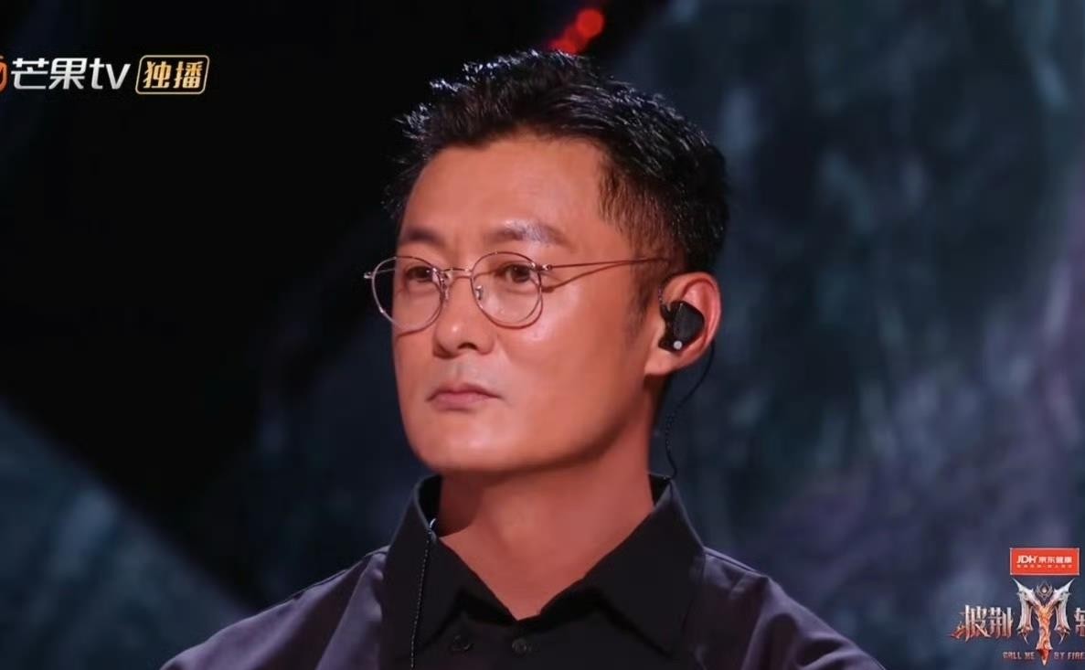 别人上《披荆斩棘》翻红，余文乐却成了港台哥哥里第一个翻车的。
陈小春、张智霖、谢天华、黄贯中当年靠这节目圈粉无数，综艺接到手软。余文乐44岁，发福明显，一公二公绑着艾热、王以太，编曲制作全甩给队友，自己当甩手掌柜。手握顶配阵容，二公直接垫底。三公依然表态：不想跳舞。
观众能包容个性，但松弛和摆烂是两