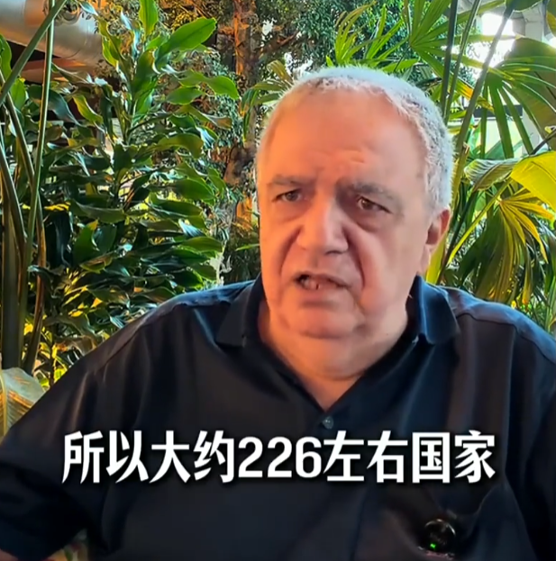把话筒收走这个动作，比任何回答都诚实。一个记者问了一句“樊振东什么时候回归”，话筒就没了。封嘴的速度越快，说明被戳中的地方越疼。 
 
这228封举报信扔到桌面上，炸开的不是一个记者的提问，是国际乒联治理结构里那条埋了多年的暗线。举报信的核心指向极其集中：有人同时在国际乒联、WTT和中国乒协三个机构