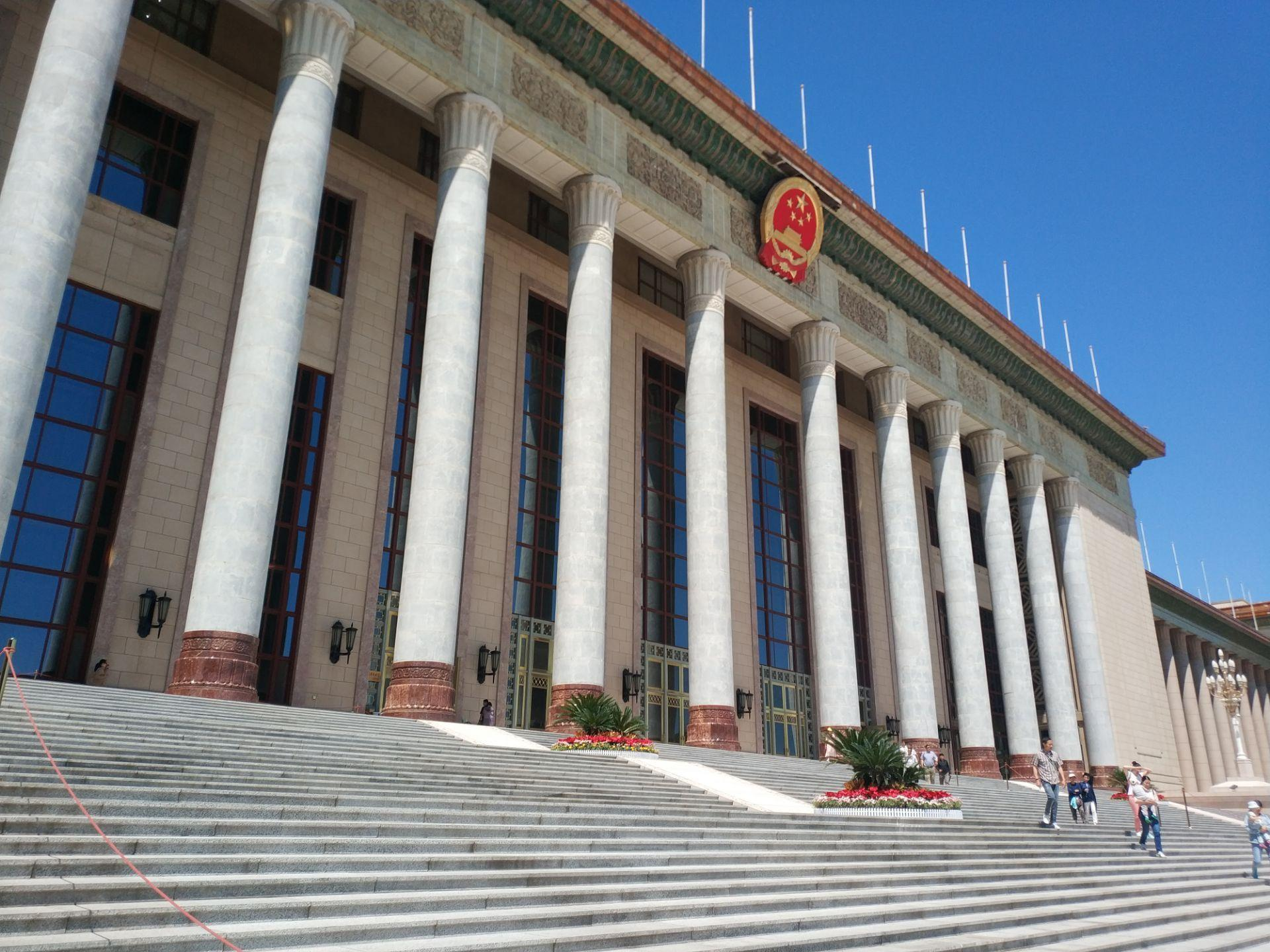 美国主动提出，中美互设“红色电话”，美方担心AI迟早惹出大祸 
 
2026年9月21日，美国贸易代表格里尔在福克斯新闻的直播镜头前说了一句话，直接把冷战最著名的符号搬了出来。

他说中美之间要搞的AI对话机制，“几乎就像一条热线，让人想起冷战时期的红色电话”。同一天，美国财长贝森特在CNBC的节目