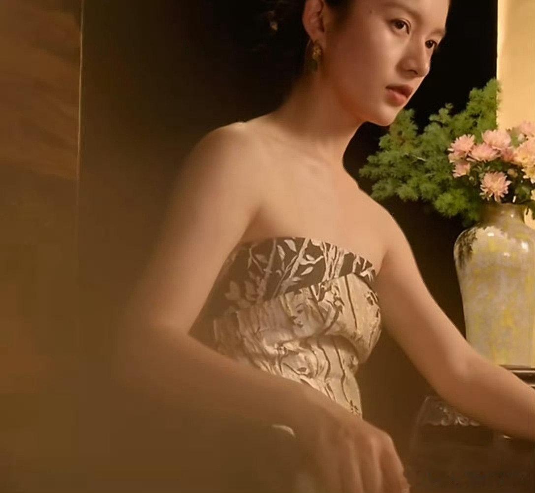 #李杰灵街采路人盲评苹果荣耀视频影像##国产视频影像是表达新起点#
李杰灵线下街采盲评，去掉品牌干扰，聆听普通用户对手机视频画面最直观的感受。影像的本质是记录与表达，国产视频影像不断打磨，迈出全新一步，让更多人轻松用镜头捕捉生活百态👍 ​