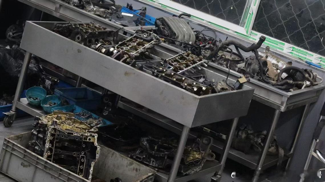 最近这小保养 有点商量好的节奏了

2010年左右的 奥迪发动机 全来一遍 
2.0T /2.4 /3.0T汽油/3.0T柴油机/
这次是经典的2.8L

看来奥迪 在北方中年客户的心理的地位 还是有的

今日小保养：
京N  Audi A8 D3 2.8 拆解开始  ​