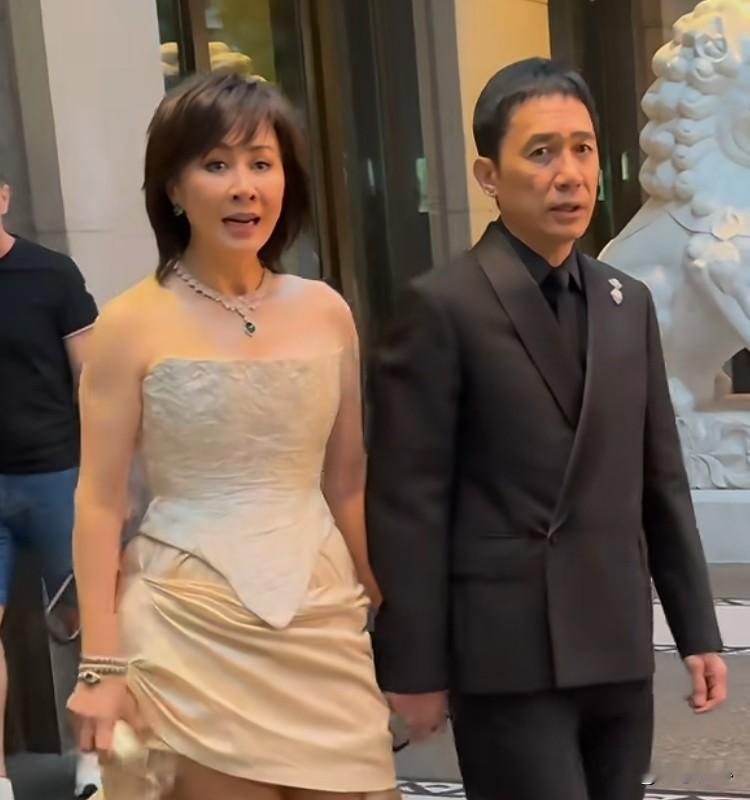 刘嘉玲这件事，
最该被记住的不是八卦，
是她的选择

1990年那件事，后来被传得越来越离谱。但真正值得说的，是2002年《东周刊》把照片登出来的时候，刘嘉玲怎么做的。

她没有躲。没有退圈。没有沉默。

她出现在金像奖颁奖礼上，穿一身白，说：&34;我比我想象中更坚强。&34;

那天全香港娱乐圈罢工游行抗议