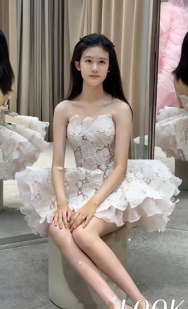 我妈眼光真绝！
她刷到陆毅女儿的照片，张嘴就来了一句：“贝儿以后要找对象，陆毅估计得
层层把关。”
我问她为啥，她说你看这姑娘，一脸的自信，一看就是从小被宠大的，脸上没有半点讨好感。
小姑娘往那儿一站，不争不抢的，眼神干干净净，笑也是那种“我乐意笑才笑”的笑，不是硬挤出来给别人看的。 ​