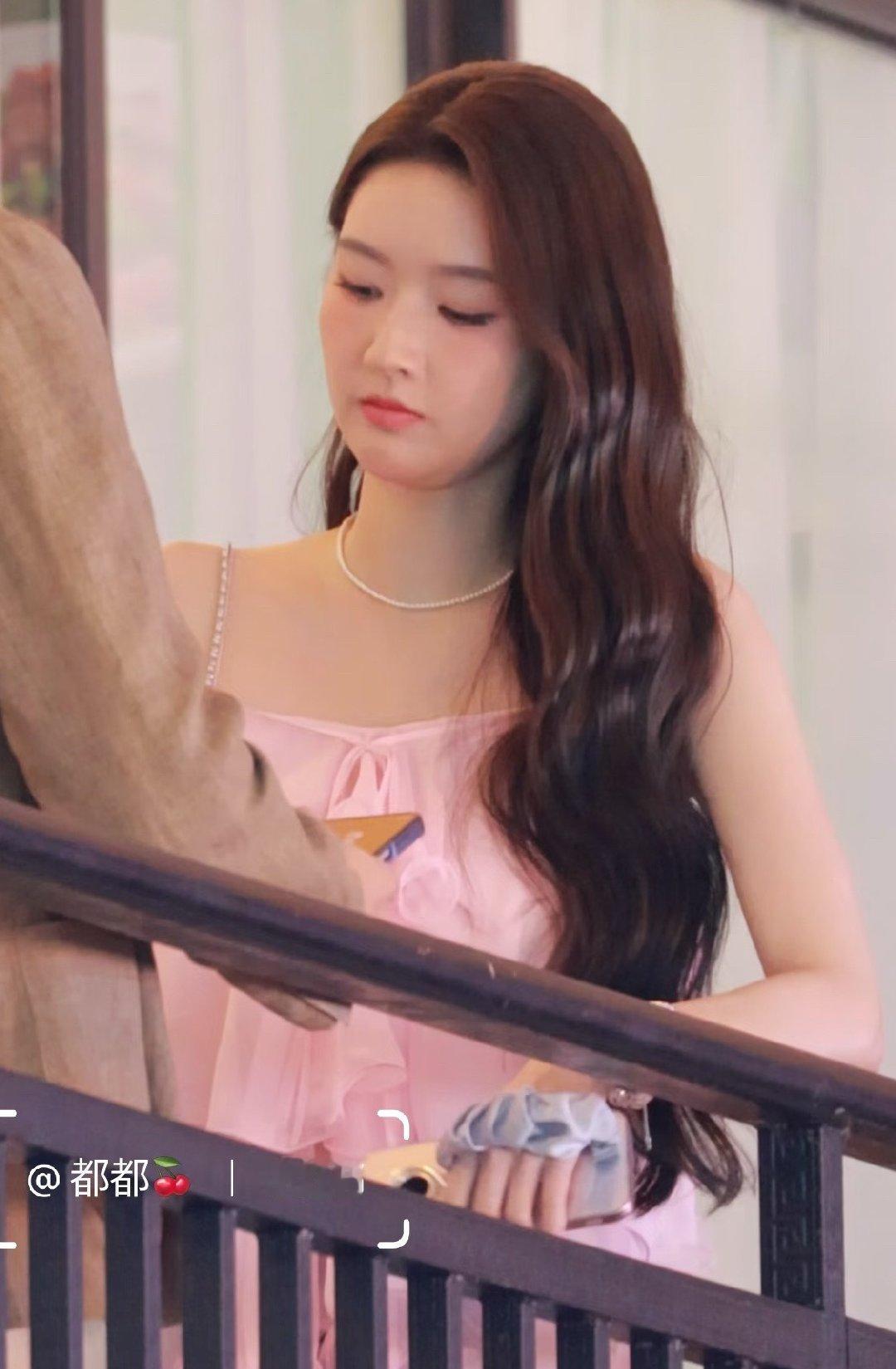#王玉雯小城春色# wyw #王玉雯林霜# 

昨晚的霜霜好美啊[爱慕][爱慕]～听说今天的霜霜也很美[期待][期待]
大波浪长发配直角肩吊带就是很权威[色] ​