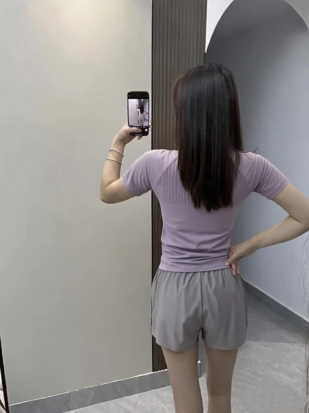 两眼一睁就是安利这件灰紫色小短袖！