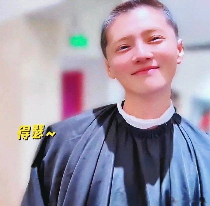 #鹿晗寸头好完美的头# 被这组素颜寸头图戳中，没有妆容没有发型加持，头型的优越依旧藏不住，饱满颅顶、流畅侧线、圆润后脑，每一处都长得恰到好处，干净又清爽的感觉太戳人 ​