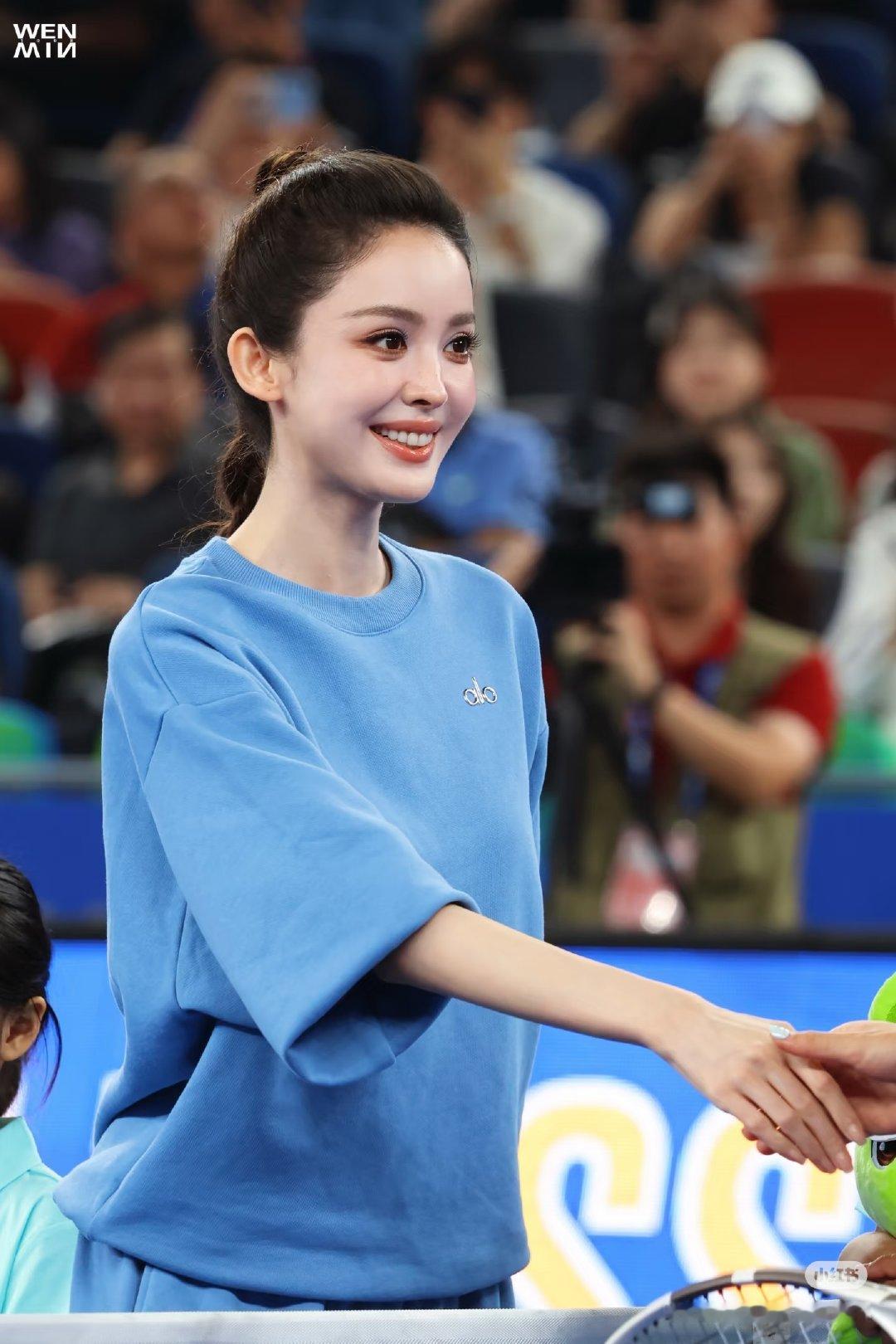 #娜扎将为武网公开赛挑边#好开心🍠捡到美图[期待]cr logo谢谢老师[手指比心] ​