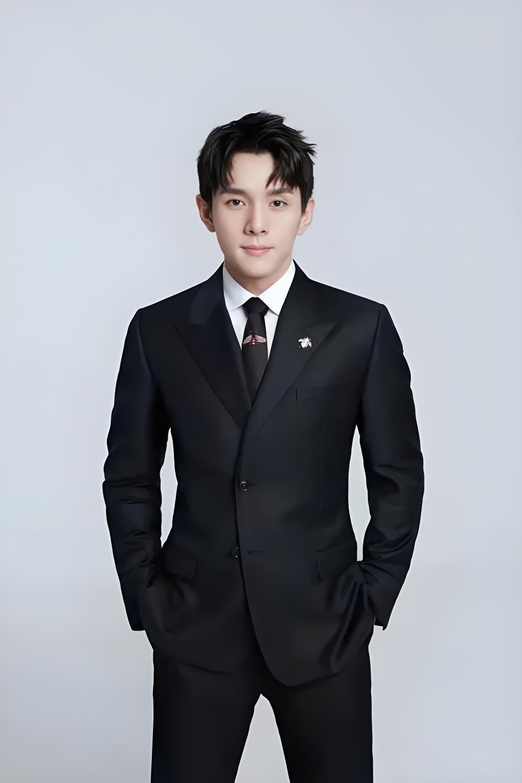 笑不活了，李佳琦大概是全网毫无隐私的打工人！远赴欧洲工作根本没法低调...