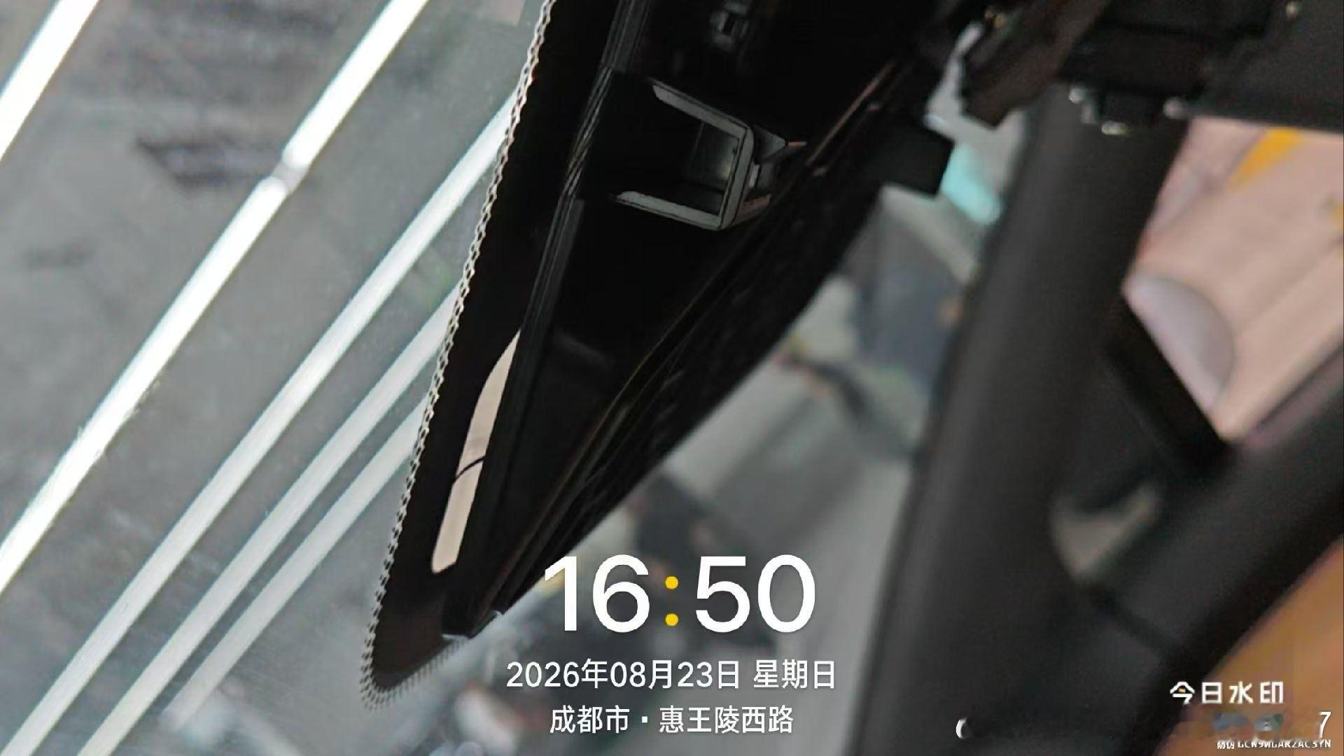 我25年买的智界R7，1年的时间雨量传感器脱落，开车到4S店检查，发现塑料固定件和前挡玻璃之间的胶脱落了，4S店要说换整块前挡玻璃，网上说更换后静音性不好，车友们帮我决策下，另外奇瑞生产质量就是这个水平吗，华为又是怎么监管的？ ​​​