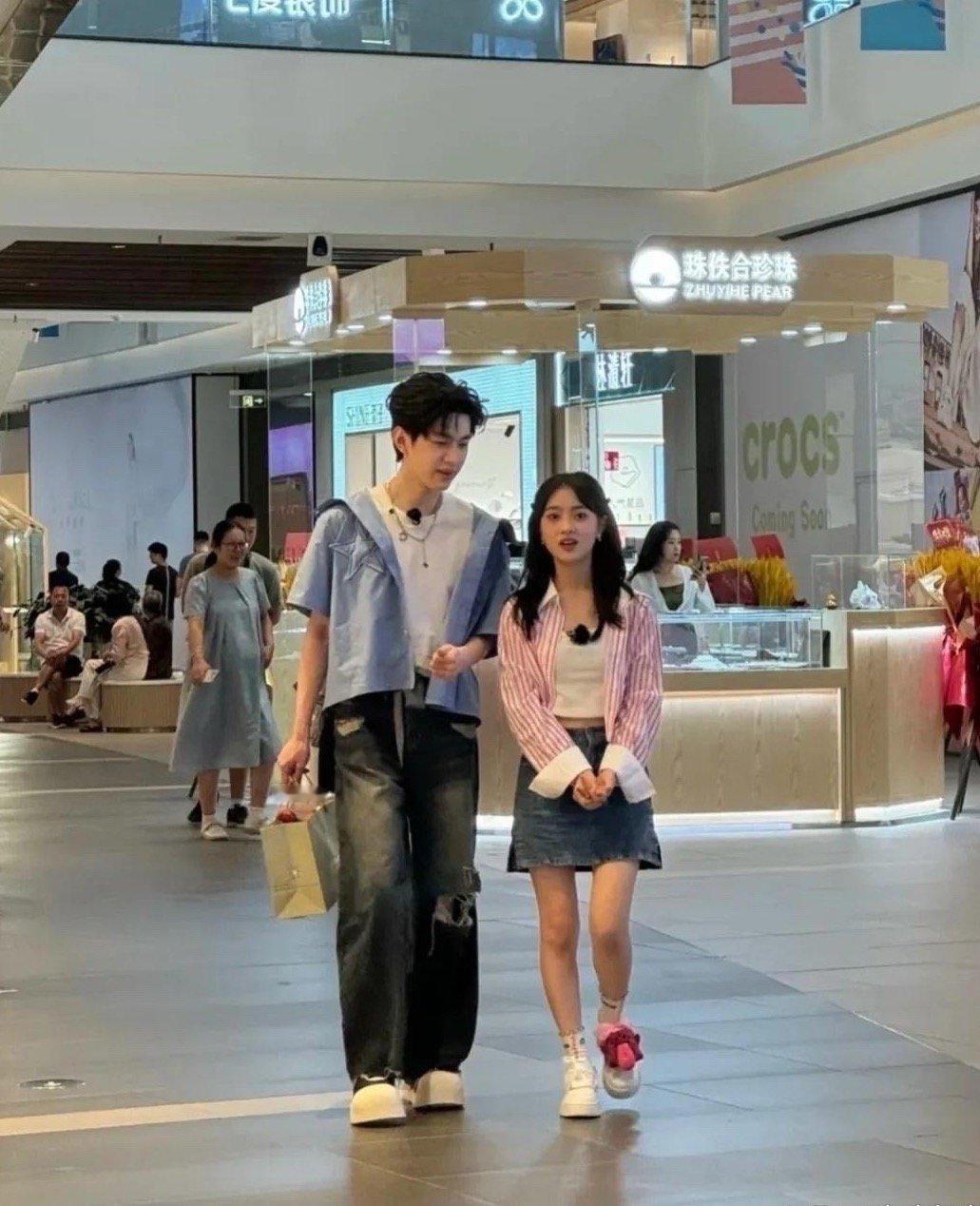 远看：陈哲远和沈月 近看：啊？？？？大哥大姐你们俩谁啊！ ​