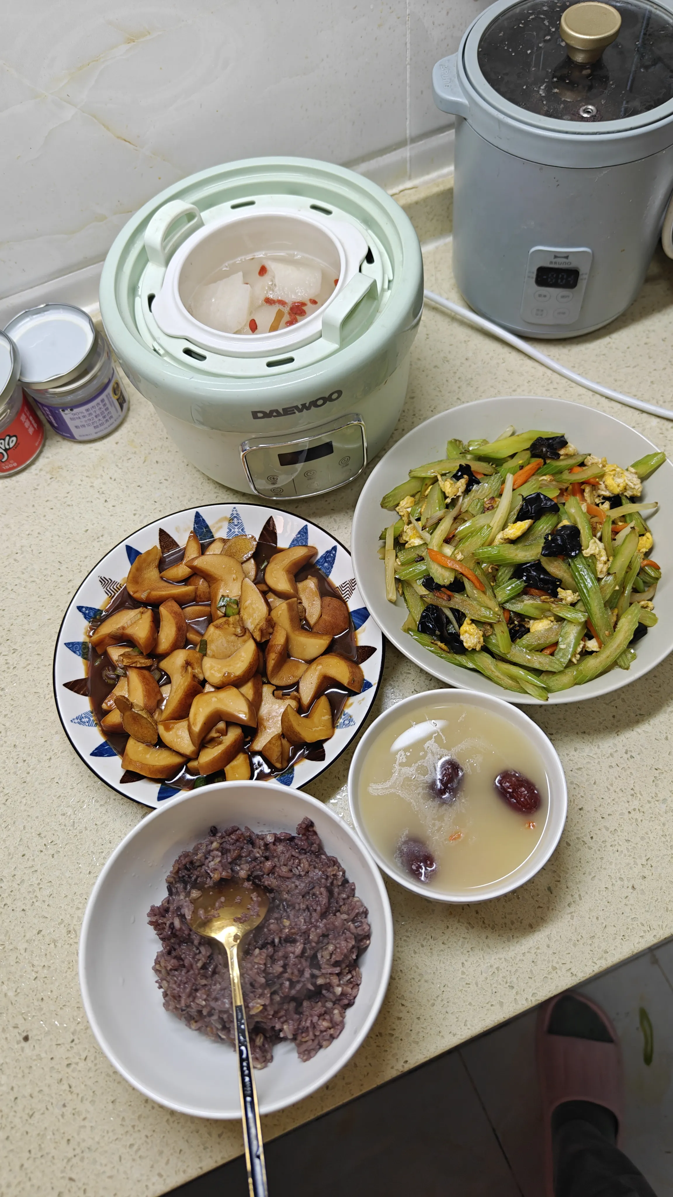 今天中午给闺女做了一盘鲍鱼，一盘素炒西芹，里头配了木耳、鸡蛋还有胡萝卜丝。另外熬
