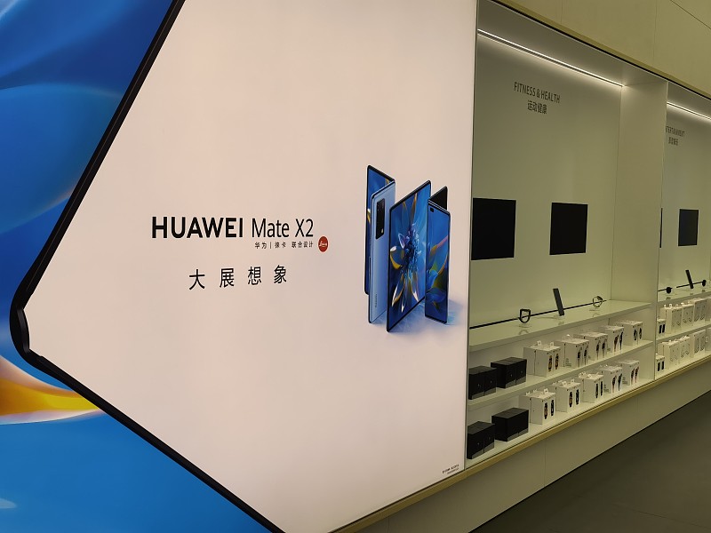 【标题】华为秒罄、苹果被炒到 9 万、CEO 隔空互怼：折叠屏大战，谁在狂欢？
 
两天前苹果才发布首款折叠屏 iPhone Duo，今天这场大战已经烧得全网都是：华为三折叠开售秒罄，苹果折叠屏被黄牛炒到 9 万，两家还隔着屏幕&34;互怼&34;起来。热闹归热闹，背后其实藏着不少门道。
 
一、华为：开售即秒