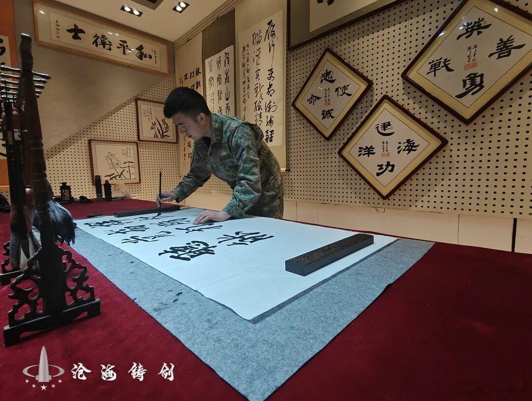 国风古韵入军营，笔墨清风染戎装。当传统艺韵邂逅铁血军旅，古韵情怀与强军初心相融共生。各类国风文化轮番登场，在营区遍地生花，让中华传统之美与军旅雄风相映生辉。 ​