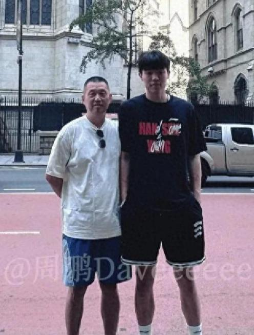 杨瀚森的父亲杨霖，山东淄博人，57 岁，身高 1.97 米。本职工作是一名电工，同时也是当地小有名气的业余篮球高手，年轻时候长相俊朗，虽说没能走上职业赛场，但心中对篮球的热爱从未消减。杨霖三十六岁才有了儿子杨瀚森，孩子便是他全部的寄托。最开始带着儿子打球，初衷只是帮孩子减重，2016 年把杨瀚森送入