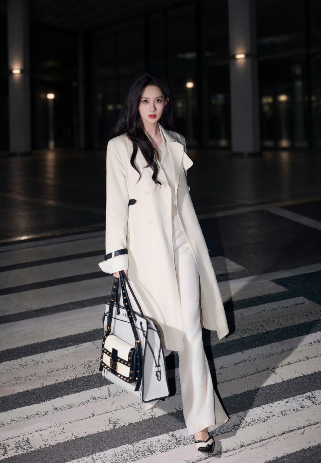 孟子义｜FENDI2027春夏时装秀出发造型

孟子义身穿FENDI 2027早春系列搭配FENDI全新Baguette®与FENDI Magic手袋，咱孟姐这状态太好了！

期待孟姐Fendi大秀造型！

#米兰时装周##春夏时装周##孟子义米兰时装周# ​