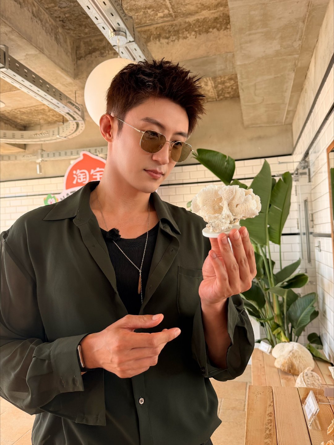 #现发4热度##黄景瑜[超话]#

等了一年，我的电子榨菜终于开播了，还是那个味道，有黄景瑜的综艺笑个不停！

#黄景瑜上厕所王安宇白敬亭监听# ​