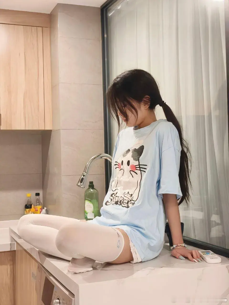 白丝午后，阳光洒满房间，享受片刻宁静、。