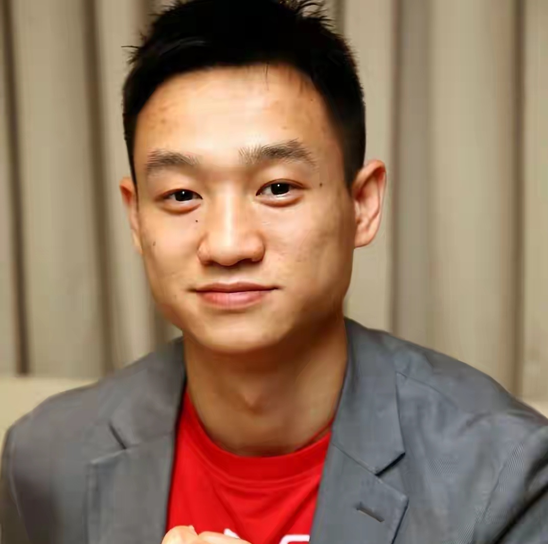 拿过奥运金牌的杨威，人到中年也躲不开现实重重磨难。曾经赛场上身体素质顶尖的体操全能王，如今才四十五岁，身体已经接连亮起红灯，常年要佩戴呼吸机睡觉，训练落下的旧伤，加上中年压力带来的各类身体问题，时常折磨着他。退役之后做生意受挫，早年奖金遭遇被骗，还要负担三个孩子的各项开销，为了大儿子在香港读书，一家
